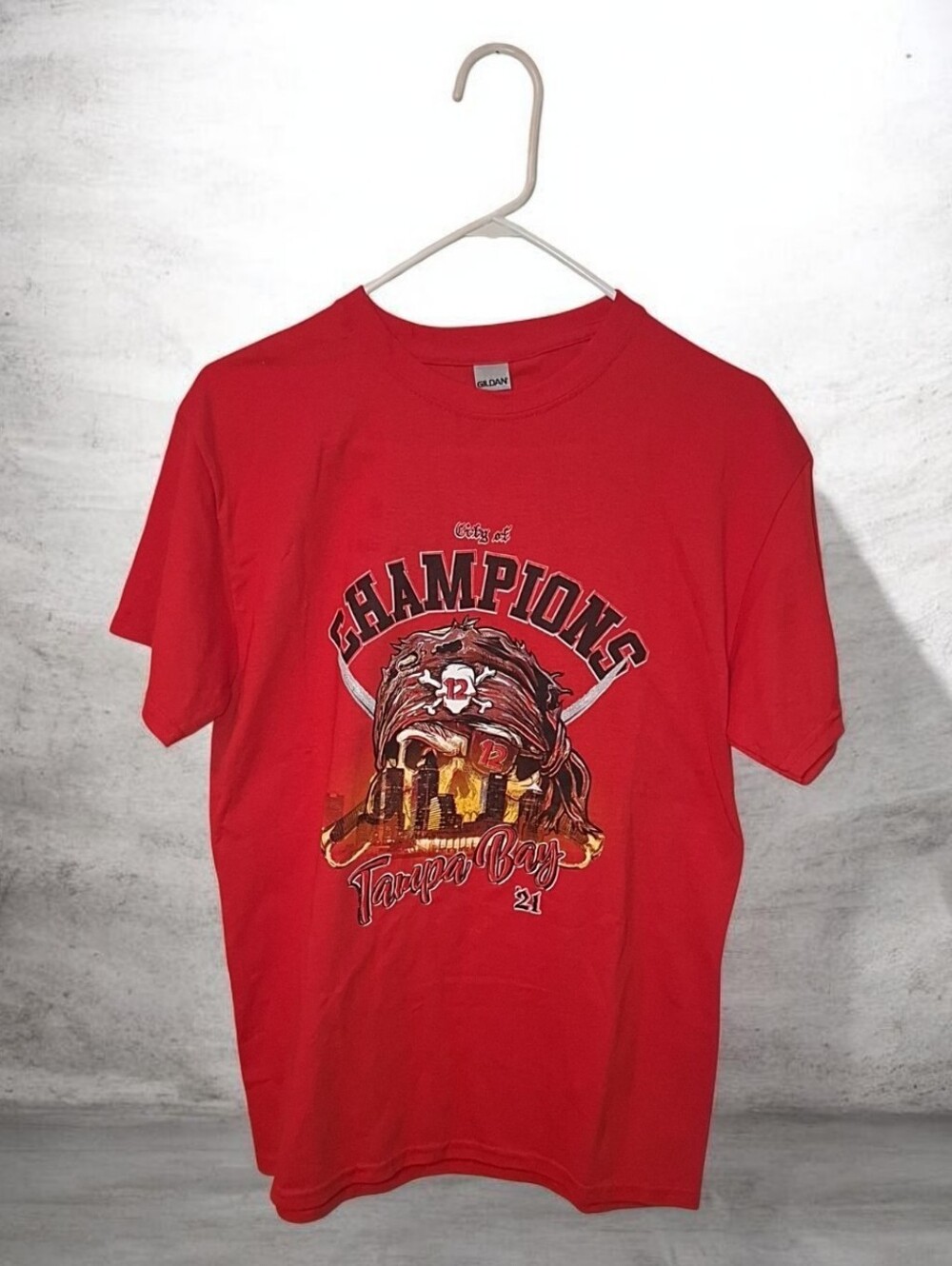 Gildan DryBlend Men's Red Champions Tampa Bay 21 Graphic Crew Neck T-Shirt M